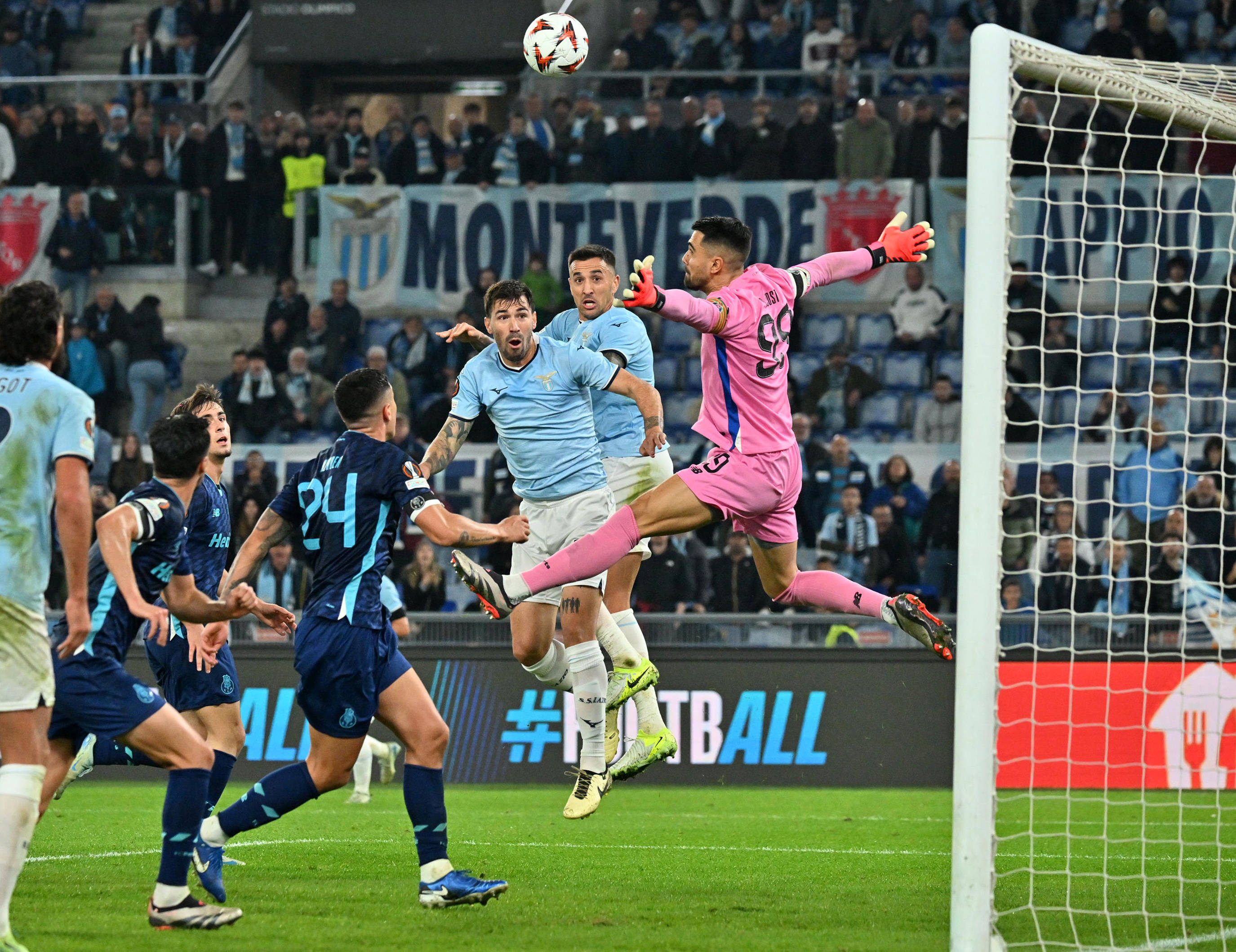 包含足球联赛最新赛况引发球迷热议，激发关注的词条